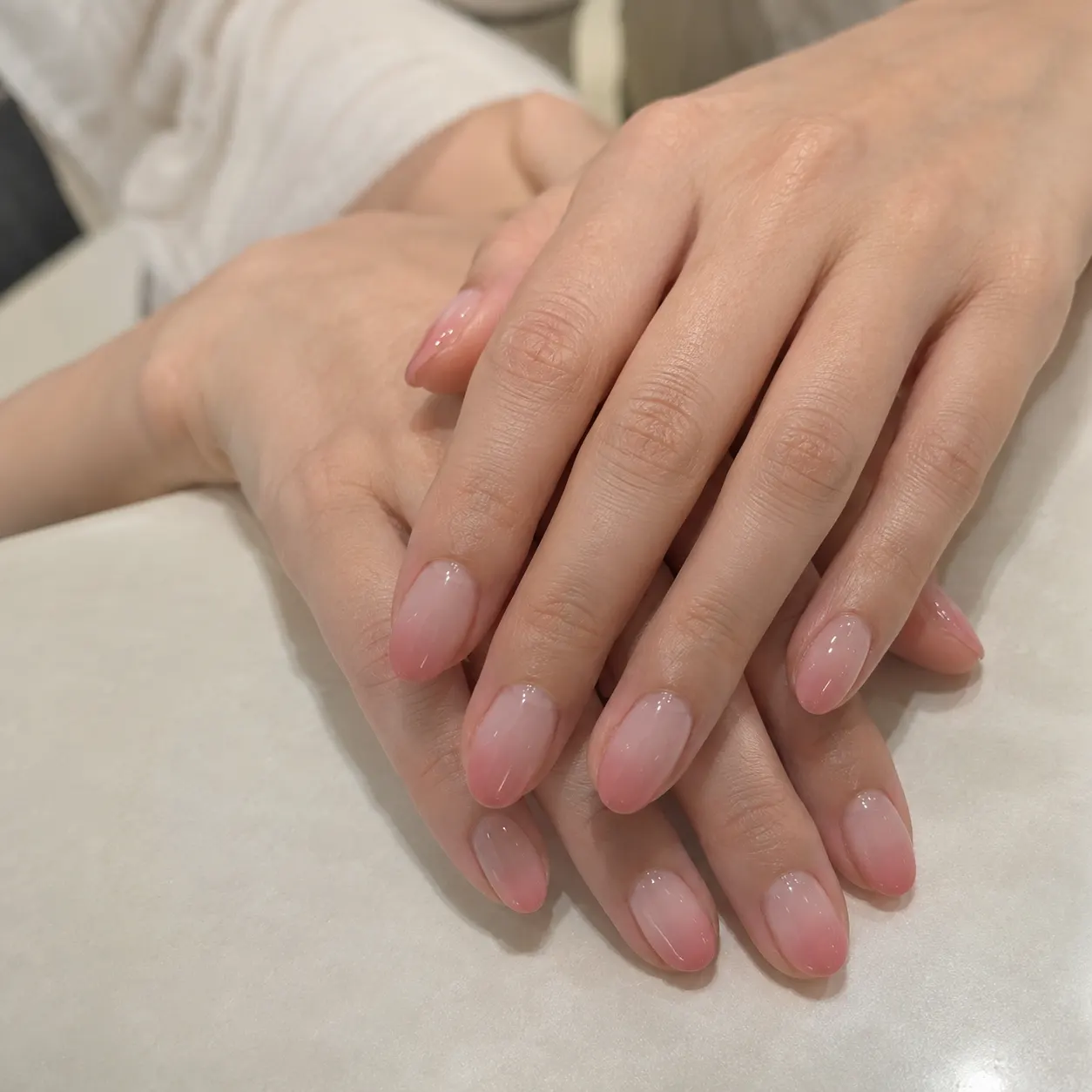 연한 체리 핑크 그라데이션 젤네일