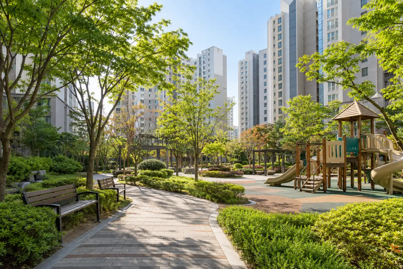 아파트 단지 안 놀이터와 나무가 있는 산책길